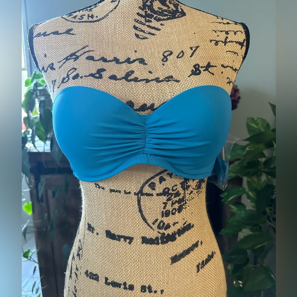 Victorias’s Secret swim bandeau top. NWT.